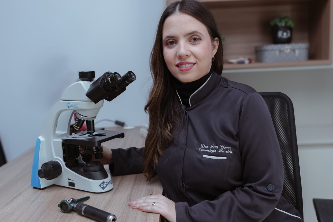 Dra. Laís Gomes em atendimento dermatológico